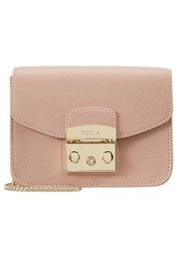 Piccola borsa in pelle beige testurizzata con chiusura a cerniera dorata incisa "FURLA" e una tracolla in catena dorata su sfondo bianco.