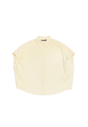 Chemise jaune à manches courtes avec un col pointu, coupe décontractée, tissu léger texturé et cinq boutons à l'avant.