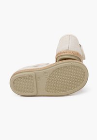 Lichte beige sandaal met een gestructureerde bovenkant, jute-details rondom de basis en een rubberen zool met een grippatroon. Klittenband sluiting.