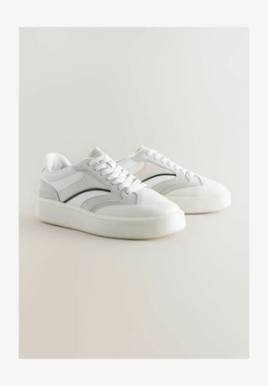 Białe sneakersy wykonane z gładkiego materiału syntetycznego z zamszowymi akcentami. Wyposażone w teksturowaną podeszwę, sznurowaną konstrukcję oraz subtelne detale po bokach.