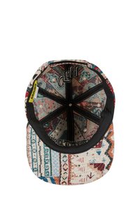 Cască cu un model multicolor, cu un exterior din țesătură țesută, căptușeală interioară neagră și o margine plată. Are litere cusute în interior.