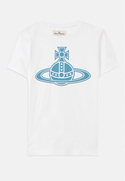 Balta medvilninė marškinėlių su mėlynu grafiniu dizainu, vaizduojančiu kryžių virš apvalios formos, supa žiedas. Standartinis apvalaus kaklo dizainas.