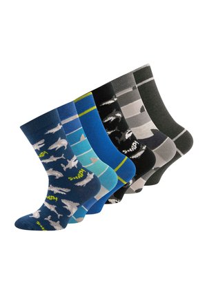 Sechs Paar knöchellange Socken in Blau, Hellblau mit Streifen, einfarbig Blau mit gelben Linien, Schwarz mit weißen Haifischzähnen, grauem Camouflage und Dunkelgrau mit hellen Streifen.