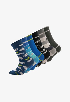 Sechs Paar knöchellange Socken in Blau, Hellblau mit Streifen, einfarbig Blau mit gelben Linien, Schwarz mit weißen Haifischzähnen, grauem Camouflage und Dunkelgrau mit hellen Streifen.