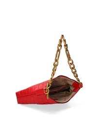 Borsa a tracolla in pelle trapuntata rossa con catena dorata e chiusura a zip. L'interno presenta una fodera beige con logo. Forma angolare.