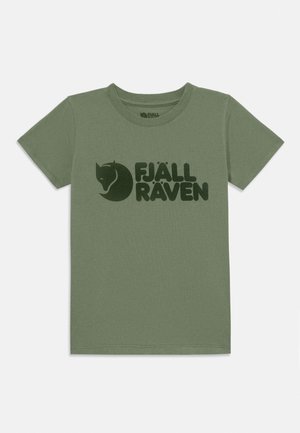 Grønn T-skjorte med korte ermer og rund hals med mørkegrønn Fjällräven-logo og tekst sentrert på brystet.