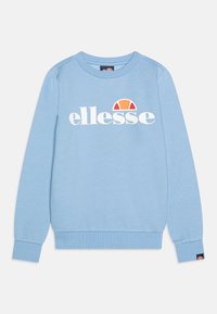 Ljusblå sweatshirt med ribbade ärmslut och nederkant, med en stor vit logotyp och orange accent. Mjukt tyg utan mönster.