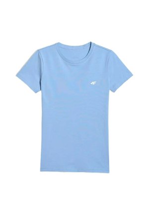 Jasnoniebieska koszulka z krótkim rękawem i okrągłym dekoltem, z małym białym logo "4F" po lewej stronie klatki piersiowej, ułożona płasko na białym tle.