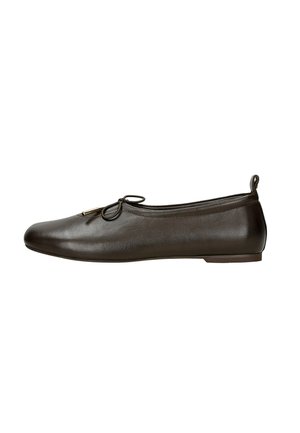 Ballerina in pelle marrone scuro con punta arrotondata, piccolo fiocco sopra e linguetta sul tallone, vista di lato.
