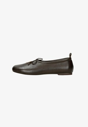 Donkerbruine leren ballerina met afgeronde neus, klein strikje bovenop en een trektabs aan de hiel, zijaanzicht.