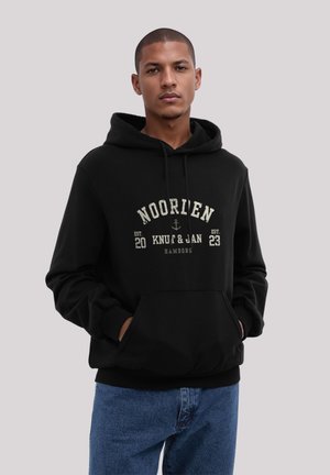 Schwarzer Hoodie aus Baumwollmischung, mit einer Vordertasche und Kapuze. Siebdrucktext in Beige: "NOORIEN EST. 20 KNU & JAN HAMBORG."