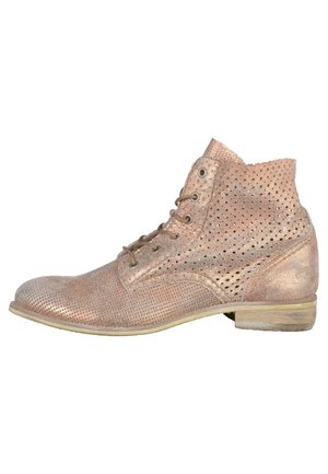 Bottine en cuir perforé marron clair avec lacets et talon bas empilé en bois, vue de profil extérieure.