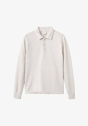 Polo de manga larga gris claro con tapeta de tres botones, cuello y puños acanalados, fabricado con una tela suave y de textura lisa.