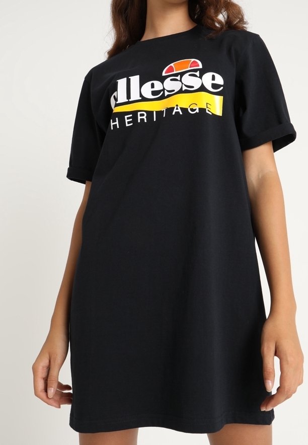 Schwarzes T-Shirt-Kleid, lockere Passform, kurze Ärmel. Mit auffälligem, in Weiß, Gelb und Rot gedrucktem Logo. Baumwollmaterial, glatte Textur.