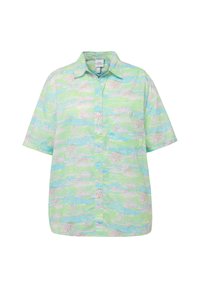 Kortærmet skjorte i lys blå og grøn stof med et tropisk mønster af palmer og både, knaplukning og krave.