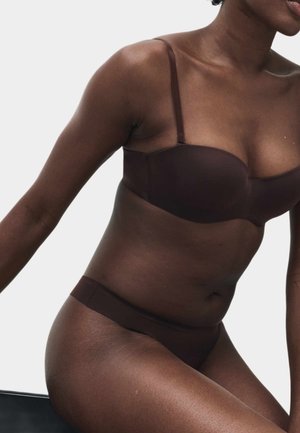 Marks & Spencer, BODY INVISIBLES WIRED STRAPLESS BRA (A-E) - Stropløse & variable BH'er - zircon
