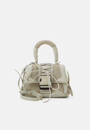 Kleine beige Handtasche mit Mesh-Einsätzen, Schnür-Frontdetail, gepolstertem Griff, Metallschnalle und abnehmbarem Schulterriemen.