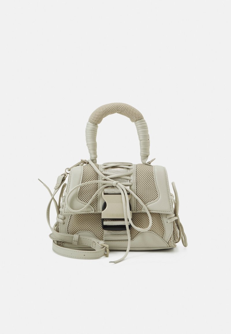 Petit sac à main beige avec panneaux en mesh, détails lacés à l'avant, poignée rembourrée, boucle métallique et bandoulière amovible.