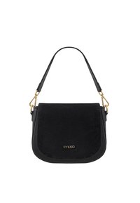 Crna nubuk crossbody torba s glatkom kožnom bazom, zlatnim hardverom i preklopom. Sadrži jednu podesivu traku.