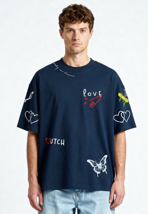 Mira Paris TATTOO SWEETHEART OVERSIZED DROPPED SHOULDER TEE 26 UNISEX - T-shirt print - navy