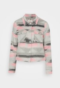 Veste en flanelle grise avec des rayures roses et noires, dotée d'un col, de deux poches avant, de boutons argentés et d'une coupe courte.