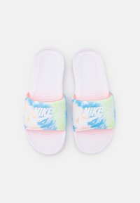 Sandales à glissière Nike avec une sangle tie-dye en bleu, vert et pêche, affichant un logo blanc. Semelles blanches texturées pour une meilleure adhérence.
