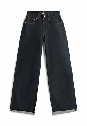 Dunkelblaue Jeans mit weitem Bein und aufgerollten Säumen, Fünf-Taschen-Design und kontrastierenden orangen Nähten auf weißem Hintergrund.