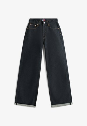 Dunkelblaue Jeans mit weitem Bein und aufgerollten Säumen, Fünf-Taschen-Design und kontrastierenden orangen Nähten auf weißem Hintergrund.