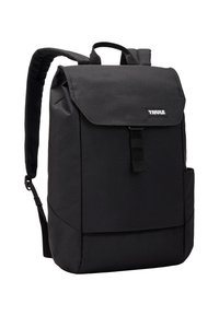 La mochila Thule negra presenta una forma rectangular, tela suave, cierre con solapa y hebilla, correas ajustables y un bolsillo lateral.