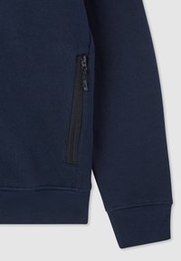 Felpa blu navy con tasca laterale con zip, polsini e orlo a coste e un morbido tessuto. Presenta un design semplice e minimalista.