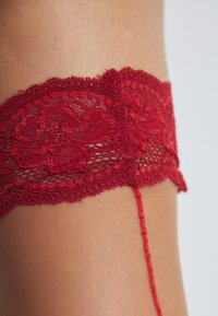 Hunkemöller FANCY RHINESTONES - Overknæstrømper - red