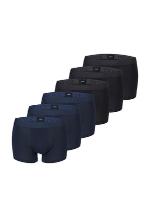 Seks par herreboxershorts i marineblå og sort, arrangeret i to rækker med elastiske linninger med mærke.