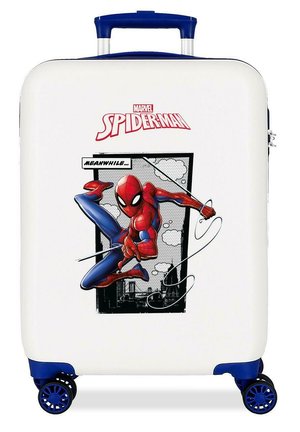 Maleta blanca con asa y ruedas azules, con Spider-Man balanceándose en una telaraña frente a un paisaje urbano y el texto "Mientras tanto".