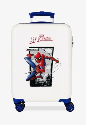 Maleta blanca con asa y ruedas azules, con Spider-Man balanceándose en una telaraña frente a un paisaje urbano y el texto "Mientras tanto".