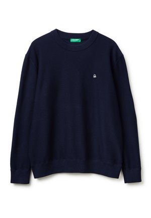 Sudadera de cuello redondo azul marino con puños y dobladillo acanalados, pequeño logo blanco en el lado izquierdo del pecho y etiqueta verde de la marca en el interior del cuello.