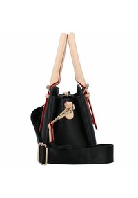 Borsa a secchiello in pelle nera con manici beige, dettagli rossi e hardware dorato. Include una tracolla removibile in tessuto nero.