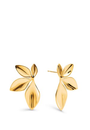 Boucles d'oreilles clous de ton doré en forme de trois feuilles polies superposées avec une surface lisse et réfléchissante.