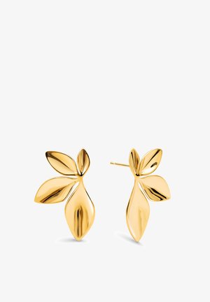 Boucles d'oreilles clous de ton doré en forme de trois feuilles polies superposées avec une surface lisse et réfléchissante.