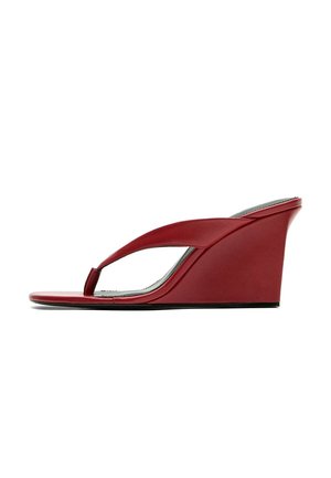 Sandalo con zeppa rosso con punta aperta, fascia larga che attraversa dal perno tra le dita ai lati, e tacco alto e solido, mostrato in vista laterale su sfondo bianco.