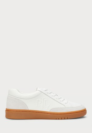 Baskets basses blanches avec semelle marron, laçage à l'avant, détail en daim au talon et logo "RL" embossé sur le côté.