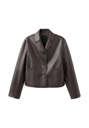 Brązowa skórzana krótka kurtka z kołnierzem, zapinana na guziki z przodu, z dwoma naszywanymi kieszeniami, o gładkiej, błyszczącej fakturze.