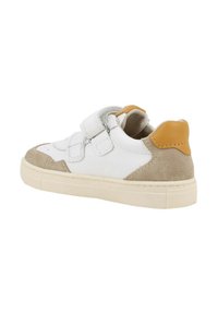 Sneaker bianca e beige con punta e tallone in suede texturizzato, dotata di fascia regolabile in velcro e suola in gomma.