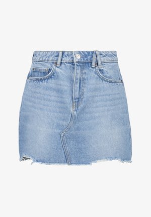 Jupe en denim bleu clair avec taille haute, poches avant et ourlet effiloché. Texture décolorée avec de légères variations de couleur.