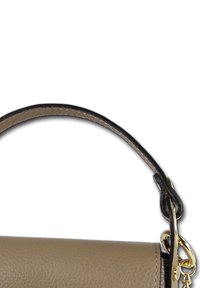 Beige leren handtas met een ronde vorm, voorzien van een zwarte rand en een goudkleurig hardwareaccent op de schouderband. Gestructureerd oppervlak.