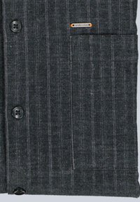 Dunkelgrauer Cardigan mit vertikalen Streifen, ausgestattet mit einer aufgesetzten Tasche, vier schwarzen Knöpfen und einem kleinen Markenetikett in der Nähe der Tasche.