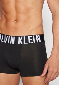 Calvin Klein Underwear TRUNK 3 PACK MODERN STRUCTURE COTTON - Trumpikės - white/mad grey/mediterrane