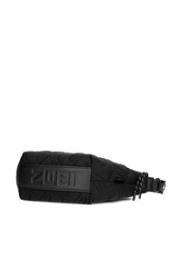 Bolso de hombro negro con patrón acolchado, que presenta un parche de logo de goma, correa ajustable y una forma elegante y alargada.