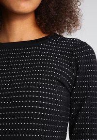 Morgan Stickad klänning - black