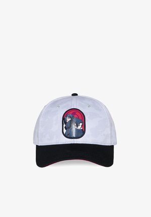 Casquette de baseball blanche et noire avec un patch avant montrant deux personnages d’anime aux cheveux foncés sur fond rouge.