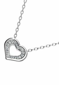 Collana a forma di cuore in argento con centro a forma di taglio, circondata da pietre scintillanti e con un design a catena collegate.